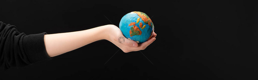 用伸展的手握着被黑全球变暖概念孤立的可塑的图片