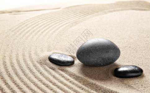 带线条的沙子上的石头禅宗概念背景图片