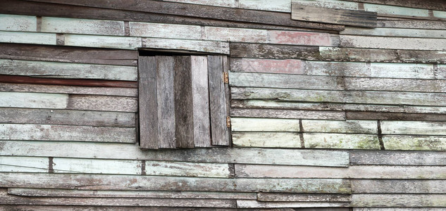 用旧木板拼贴的窗户和墙壁图片