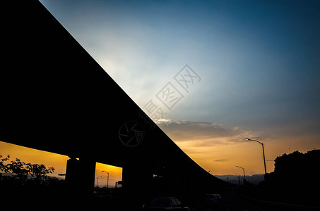 城市中公路桥梁剪影的落日景色图片