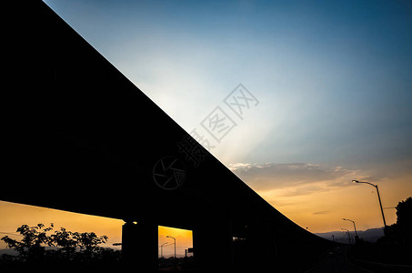 城市中公路桥梁剪影的落日景色图片