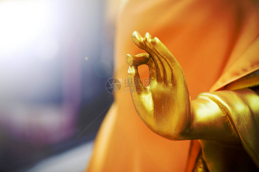 泰国寺庙金佛像的特写手图片