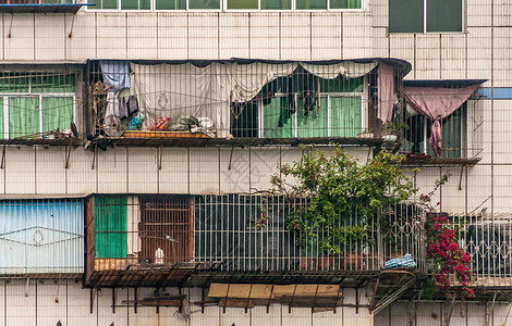 长江上的瞿塘峡多层高中夫妇公寓阳台的特写镜头图片