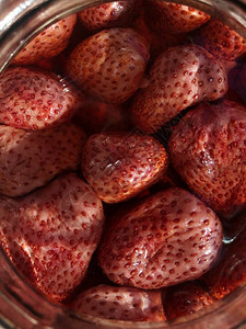 美味的蜜饯配草莓在罐子里图片
