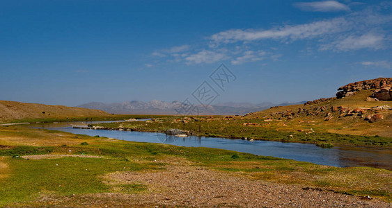 塔吉克斯坦帕米尔河道同名村庄附近的图片