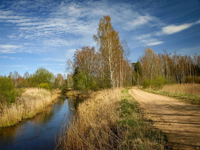 旁边有公路和河流的春季风景图片