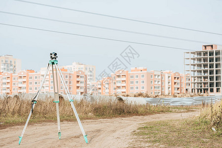 测量土路和建筑背景的泥土路大地测量图片