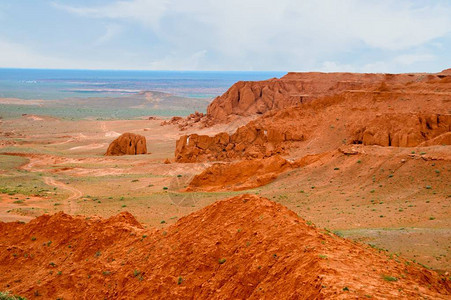 蒙古是燃烧悬崖上回收的恐龙化石的图片