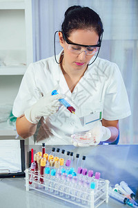 实验室技术员助理在实验室分析血液样本医疗制药和图片