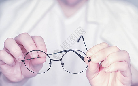 视力不佳的概念手持隐形眼镜和眼镜广告眼镜图片