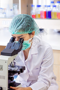 实验室技术人员或技术人员使用显微镜图片