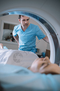 患者诊断期间集中放射科医生操作ct扫描仪图片