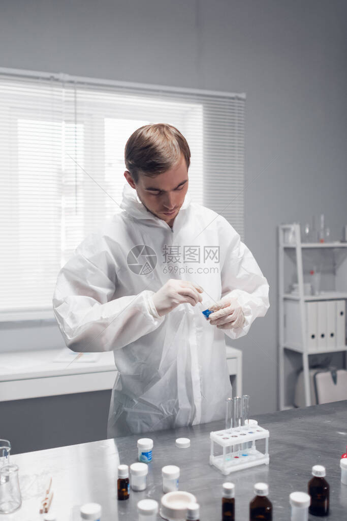 在化学实验室工作的科学家前景中含有化学液体的实验室设图片
