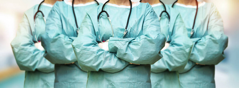 女外科医生在诊所中交叉手臂的一组图片