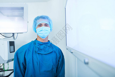 在手术室的洗涤剂防护面具和帽子上对越南青年内心外科医生进图片