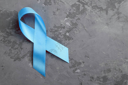混凝土表面的蓝丝带前列腺癌意识概念图片