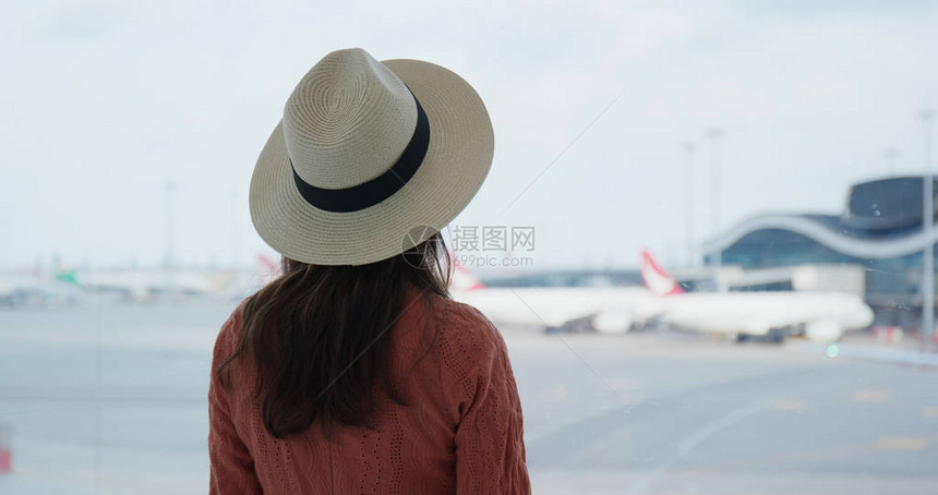 女人在机场看飞机图片