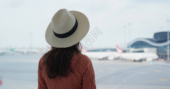 女人在机场看飞机高清图片