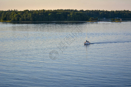 一艘小船在海峡对面航行图片