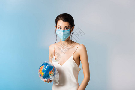 以蓝色生态概念将塑料袋与全球装在蓝色图片