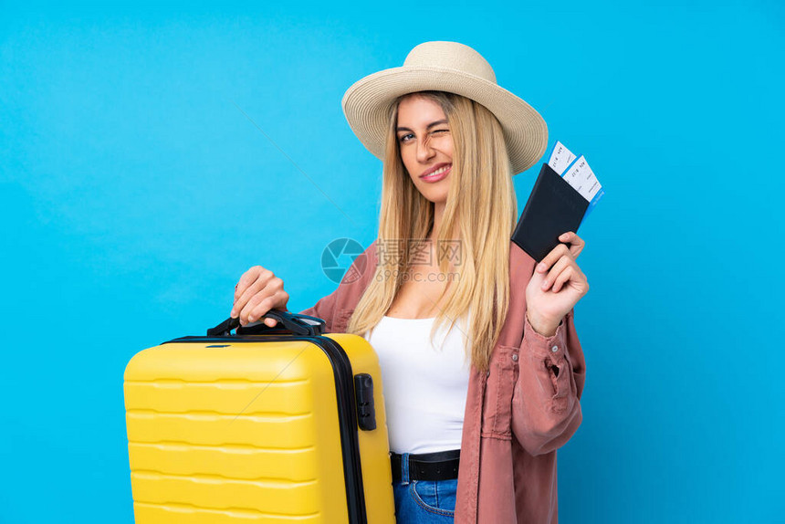 在带手提箱和护照的假期中图片