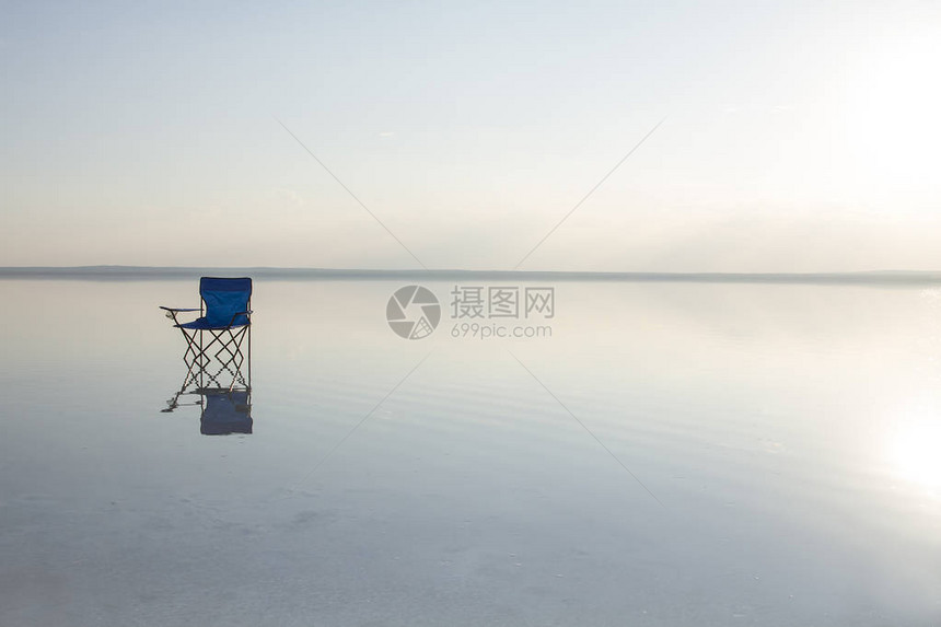 海边空椅子的近景图片