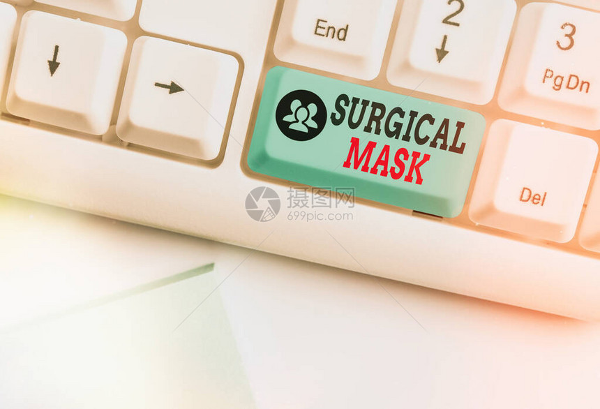 手写文字书写外科口罩卫生专业人员在手术期间和护理期间佩戴的概念照片白色pc键盘图片