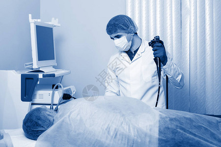 气压检查内窥镜检查医生使用一种心腔研究仪器进行手术图片