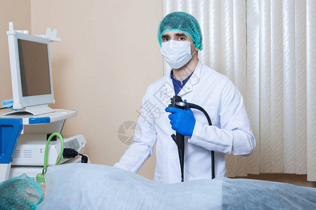 气压检查内窥镜检查医生使用一种心腔研究仪器进行手术图片