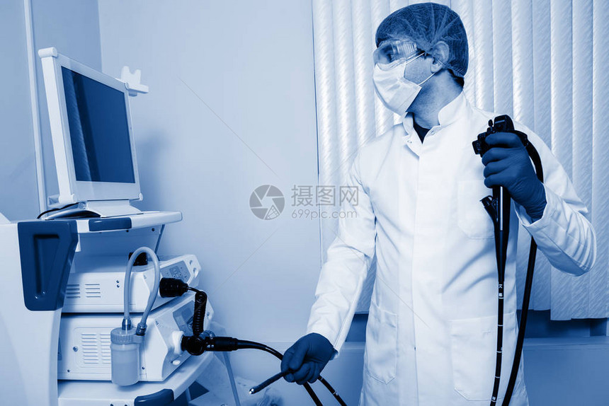 气压检查内窥镜检查医生准备接受Aparatus的外科手术图片