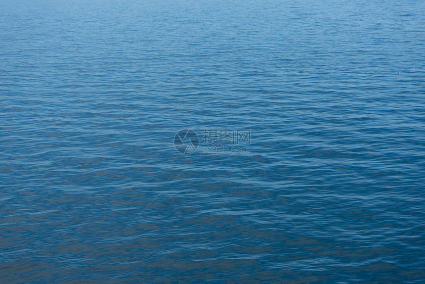 水面上的涟漪或海中的小波浪图片