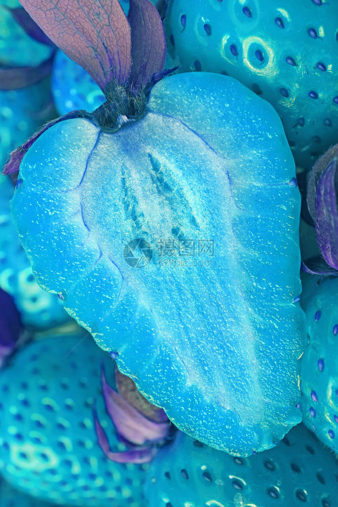 紫蓝色水蓝区超现实流行艺术风格草莓十字部分在全果盘图片