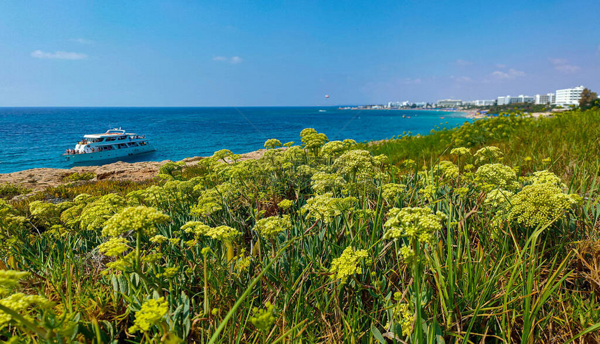 海景岩石沙滩和塞浦路斯阿依纳帕酒店的景色游轮在海中关于塞浦路图片