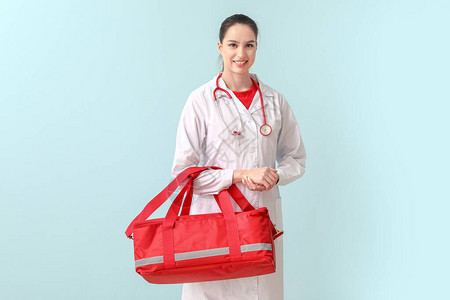 带彩色背景袋的女护理人员图片