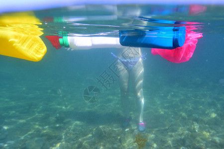 女人在海里沐浴水中有塑料图片