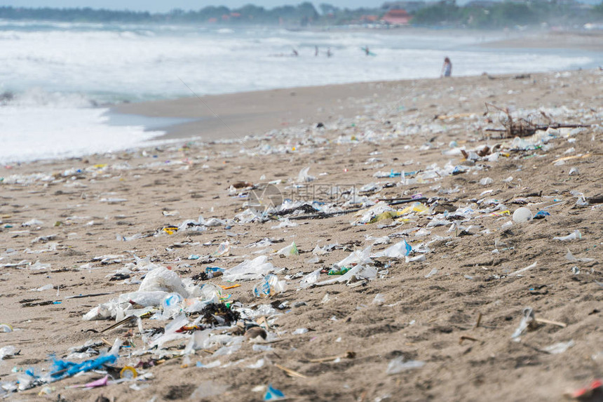 巴厘岛海滩上的垃圾和废图片