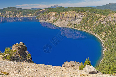 俄勒冈州克拉特湖公园Crater湖火山壁背景图片