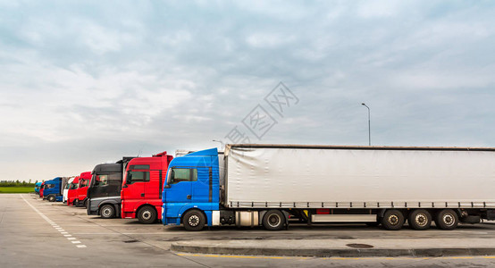 卡车停放欧洲城市的货物运输在欧洲运图片