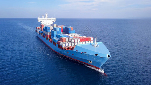 ULCV集装箱船在满载集装箱和货物的开阔水域航行海上大型集装箱船图片