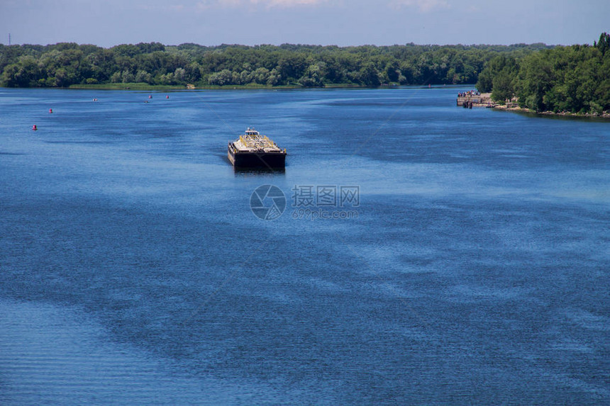 在乌克兰Dnieper河漂浮图片