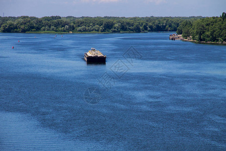 在乌克兰Dnieper河漂浮图片