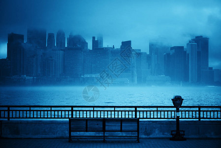 纽约市中心商业区在雾的一天图片