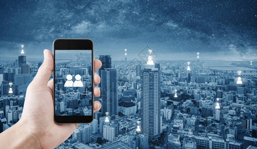 使用移动智能手机蓝色城市背景在线社交图片