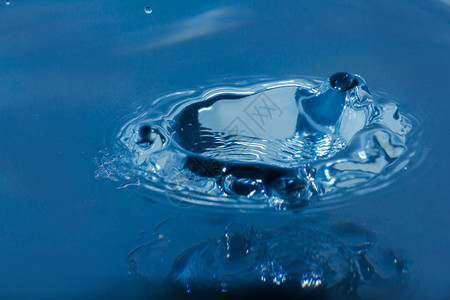 水滴蓝色的水滴溅起水滴特写图片