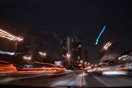 夜间城市的汽车交通从汽车上看到灯光图片
