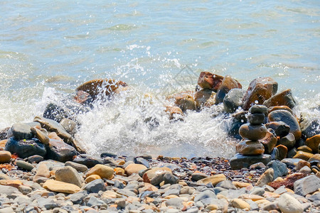 海滩上的石块和石头海浪和海岸图片