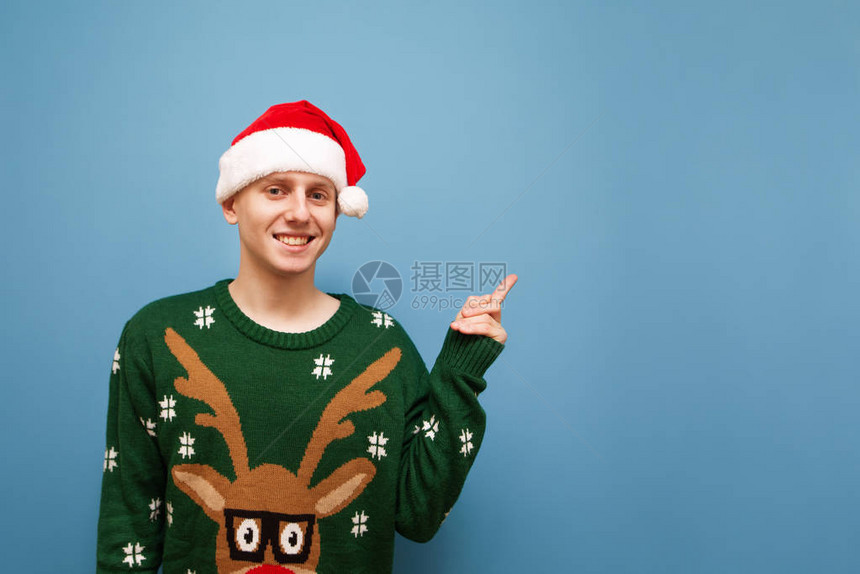 快乐的年轻人穿着圣诞毛衣图片