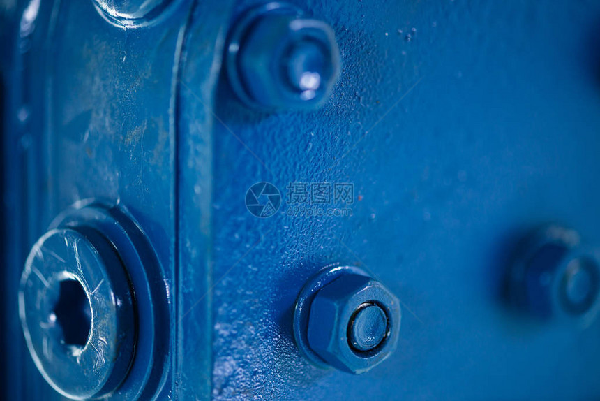 零件的蓝色金属粗糙表面与螺栓和螺母汽车零件的蓝漆汽车图片