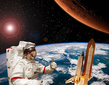 宇航员对飞往火星竖起大拇指火箭飞向火星这张图片的元素由N图片