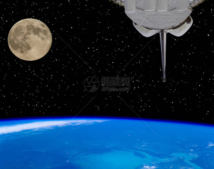 航天飞机从飞到月球由美国航天局提图片